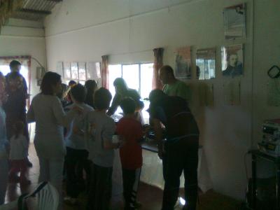 Un grupo de padres y alumnos del Colegio San Juan Bautista nos visitaron